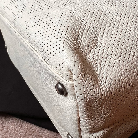 Chanel Cream Tote Bag with Textured Canvas and Iconic CC Logo - Picture 11 of 16